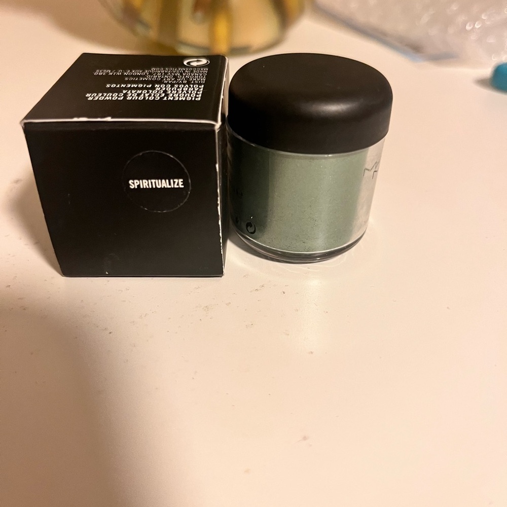 MAC Cosmetics Pigment in Iridescent Green - Picture 3 of 4